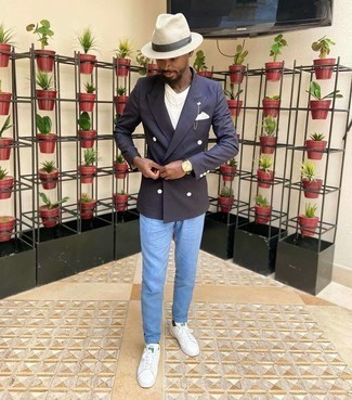 Какие низкие кеды носить с синим двубортным пиджаком мужчине