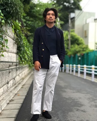 Какие низкие кеды носить с синим двубортным пиджаком мужчине