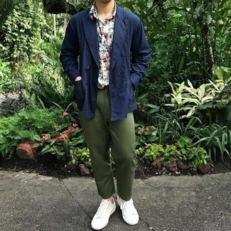 Какие низкие кеды носить с синим двубортным пиджаком мужчине