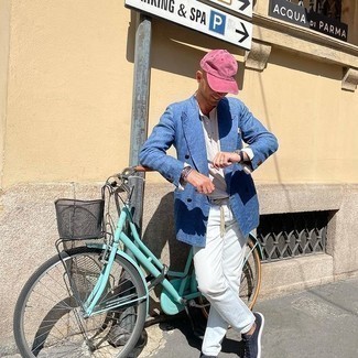 Какие низкие кеды носить с синим двубортным пиджаком мужчине