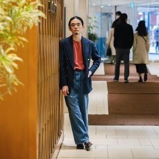 Как носить синий двубортный пиджак с темно-синими джинсами мужчине