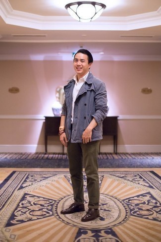 Какие футболки-поло носить с синим двубортным пиджаком мужчине