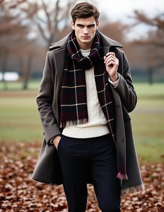 Какие вязаные свитера носить с синими классическими брюками мужчине