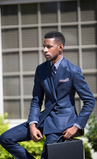 С чем носить синие классические брюки мужчине