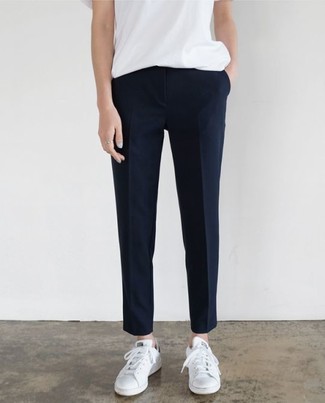 С чем носить синие классические брюки женщине