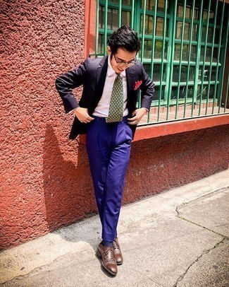 С чем носить синие классические брюки мужчине