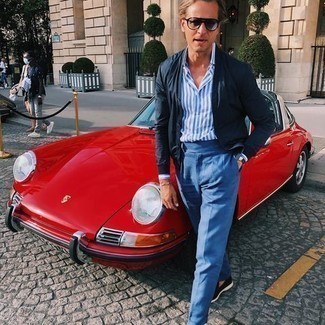 С чем носить синие классические брюки мужчине