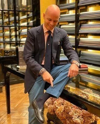 С чем носить синие классические брюки мужчине