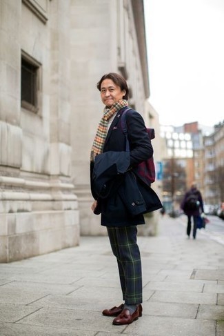 Какие плащи носить с синими классическими брюками мужчине