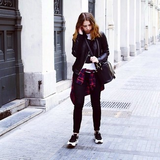 Какие косухи носить с синей классической рубашкой женщине