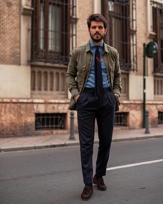 С чем носить синюю классическую рубашку мужчине