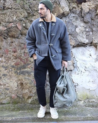 Какие высокие кеды носить с синим дафлкотом мужчине