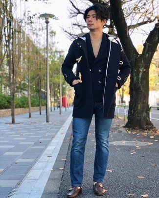 Какие джинсы носить с синим дафлкотом мужчине