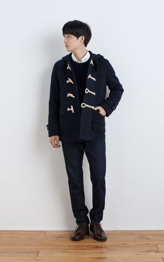 Как носить синий дафлкот с темно-синими джинсами мужчине