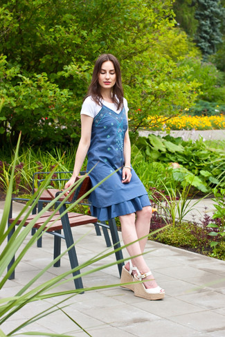 С чем носить синее платье с вышивкой