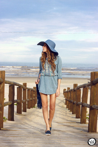 С чем носить синее платье с вышивкой