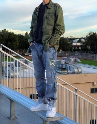 С чем носить синие джинсы с вышивкой мужчине