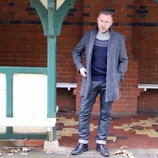 С чем носить синий свитер с круглым вырезом с жаккардовым узором мужчине