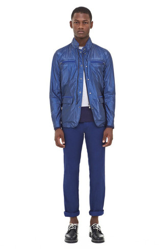 Какие свитера с круглым вырезом носить с синей полевой курткой