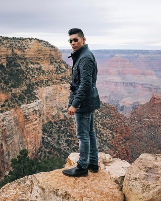 Какие джинсы носить с синей полевой курткой