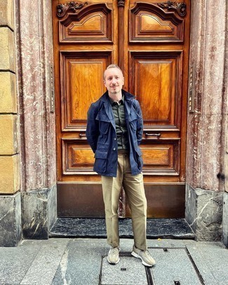 С чем носить синюю полевую куртку