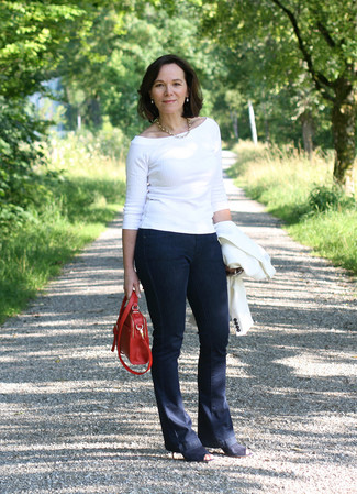 С чем носить синие джинсы-клеш