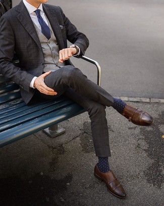 С чем носить синий нагрудный платок с цветочным принтом