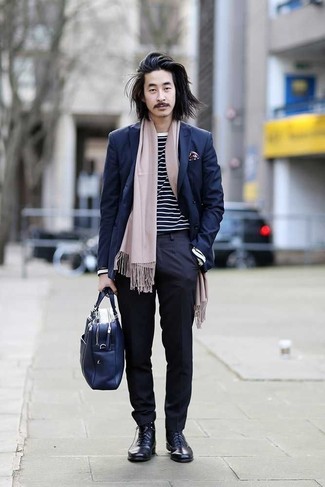 С чем носить синий нагрудный платок с цветочным принтом