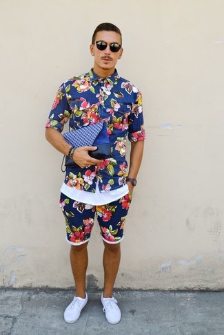 С чем носить синие шорты с цветочным принтом мужчине