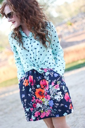 С чем носить синюю юбку с цветочным принтом