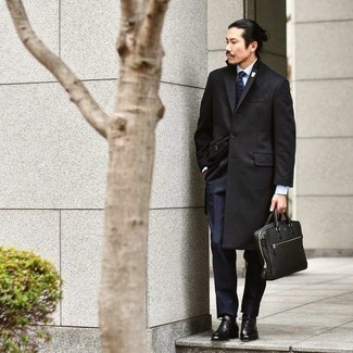 С чем носить синий галстук с цветочным принтом мужчине