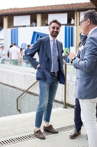 С чем носить синий галстук с цветочным принтом мужчине