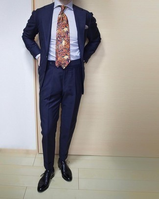 С чем носить синий галстук с цветочным принтом мужчине