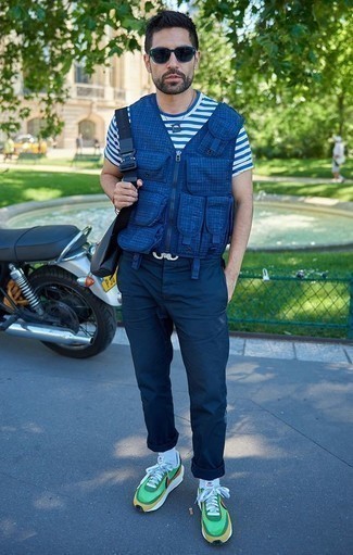 С чем носить синюю куртку без рукавов мужчине