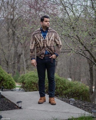 С чем носить синюю рубашку с длинным рукавом в мелкую клетку мужчине