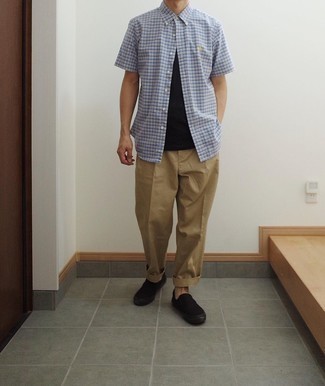 С чем носить синюю рубашку с коротким рукавом в мелкую клетку мужчине