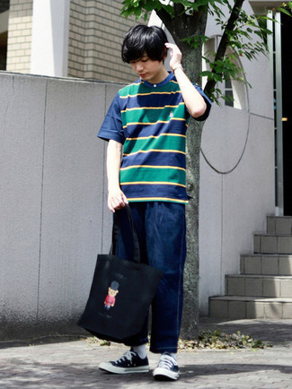 Какие джинсы носить с синей футболкой на пуговицах мужчине