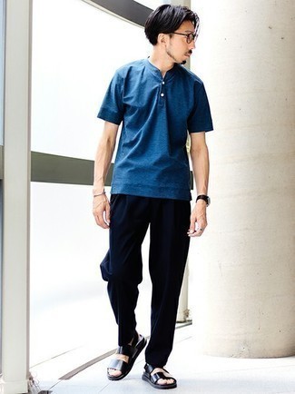 С чем носить синюю футболку на пуговицах мужчине