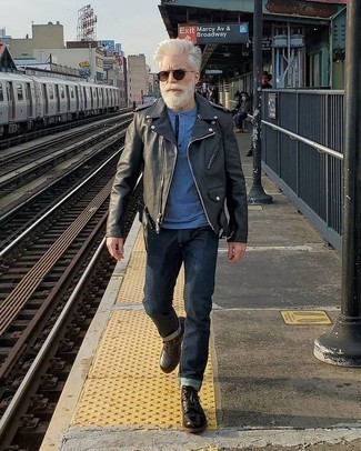 Как носить синюю футболку на пуговицах с темно-синими джинсами мужчине