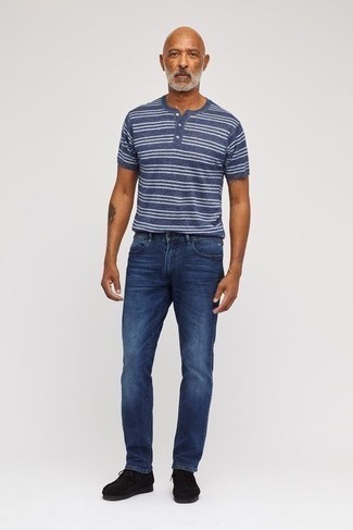 Как носить синюю футболку на пуговицах с темно-синими джинсами мужчине