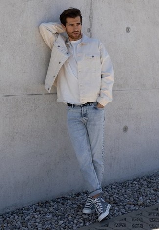 Какие джинсовые куртки носить с синими высокими кедами мужчине