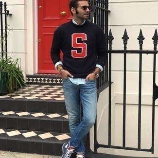 Какие джинсы носить с синими высокими кедами мужчине