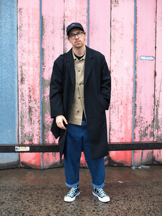 Какие длинные пальто носить с синими высокими кедами