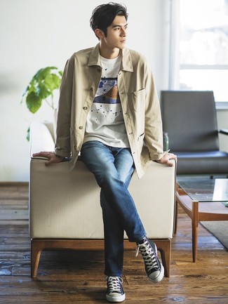 Какие куртки-рубашки носить с синими высокими кедами мужчине