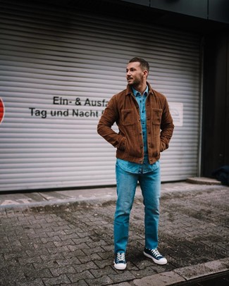 Какие куртки-рубашки носить с синими высокими кедами мужчине