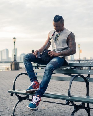 Какие майки носить с синими высокими кедами мужчине