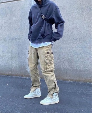 Какие брюки карго носить с синим худи