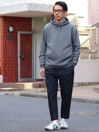 Какие брюки чинос носить с синим худи