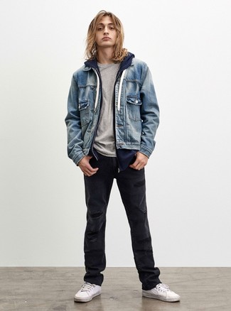 Какие джинсовые куртки носить с синим худи мужчине