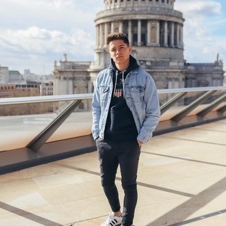 Как носить синий худи с голубой джинсовой курткой мужчине